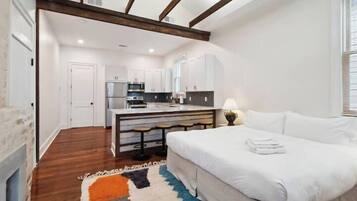 4 bedrooms, desk, iron/ironing board, travel crib