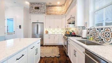 Een koelkast, een microgolfoven, een oven, een kookplaat