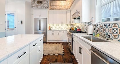 Funky Colorful House w Heated Pool 4br|3ba