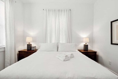 Bright Modern House with Backyard 2br|2ba