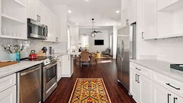 Frigorífic, microones, forn i placa de cuina