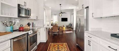 Kühlschrank, Mikrowelle, Ofen, Herdplatte