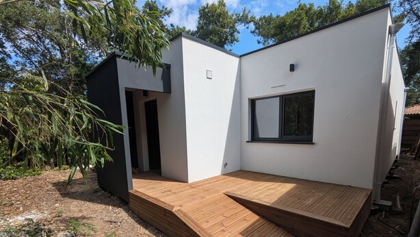 A modern, compact building with a wooden deck and a small window. - New 3-bedroom villa + SPA (Labenne)