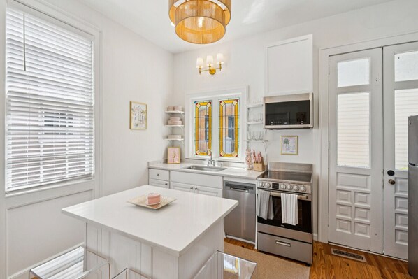 Frigorífico, microondas, horno y placa de cocina