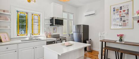 Geladeira, micro-ondas, fogão, cooktop