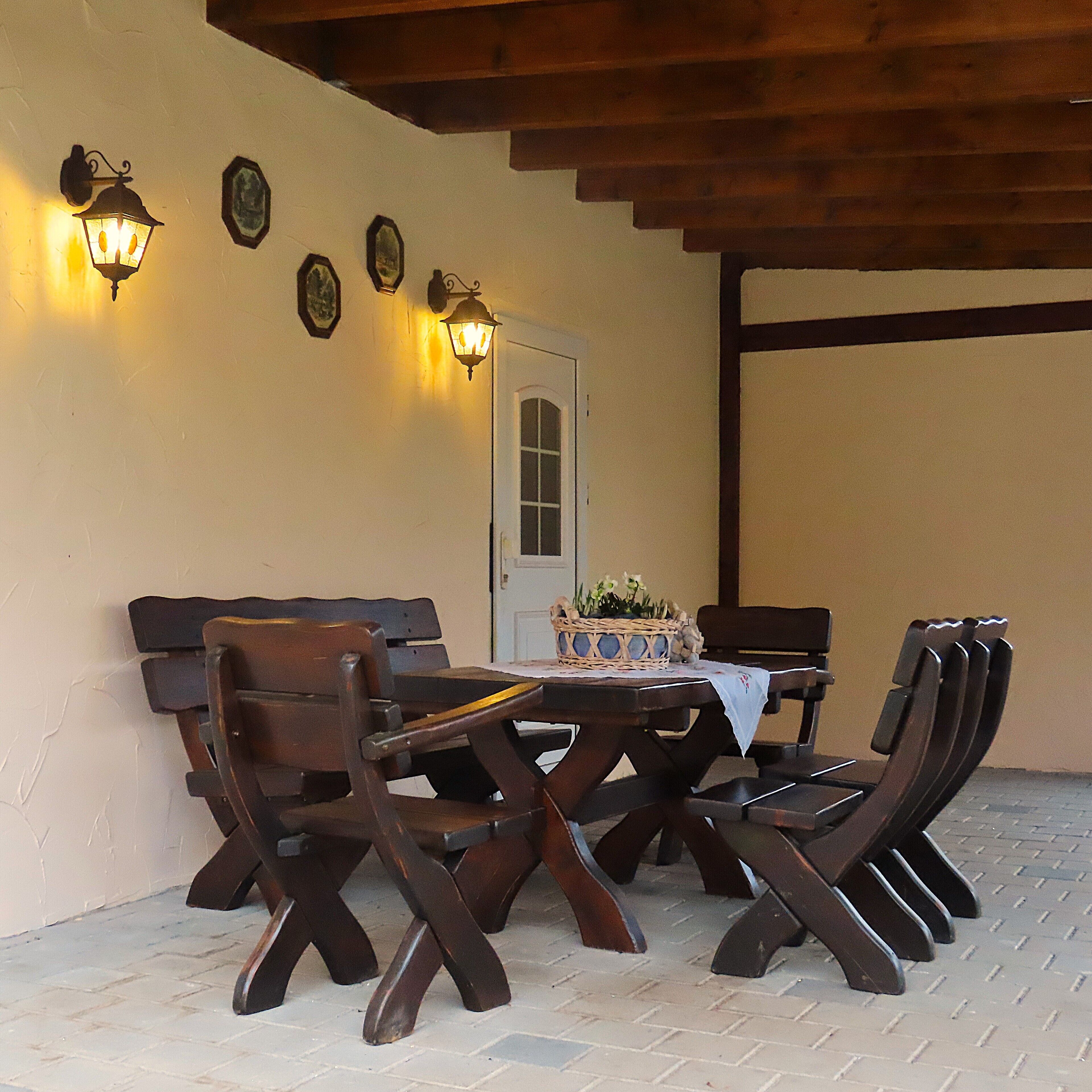 Windgeschützter und überdachter Sitzbereich im Freien, direkt am Haus,