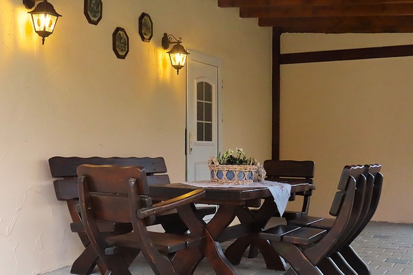 Windgeschützter und überdachter Sitzbereich im Freien, direkt am Haus,