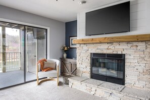 Smart TV, fireplace