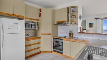 Micro-ondas, fogão, lava-louças, cafeteira/chaleira