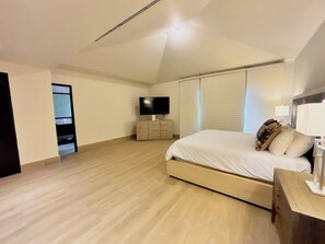 4 bedrooms, iron/ironing board, WiFi, bed sheets