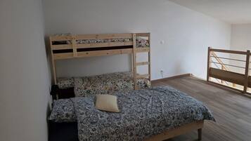 5 bedrooms, WiFi, bed sheets