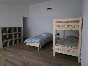 5 bedrooms, WiFi, bed sheets