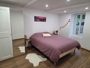 5 bedrooms, WiFi, bed sheets - Country gîte for 15 people - Pets welcome (Floirac)