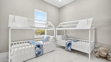 5 bedrooms, iron/ironing board, internet, bed sheets