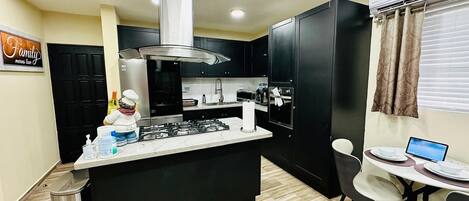 Réfrigérateur, micro-ondes, four, plaque de cuisson