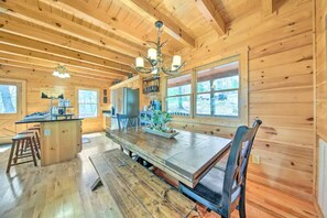 Dining - Mountain views, hot tub, pet friendly (Mineral Bluff)