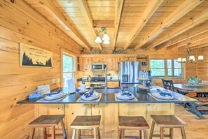 Fridge, microwave, oven, stovetop - Mountain views, hot tub, pet friendly (Mineral Bluff)