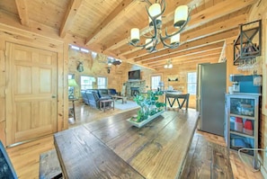 Smart TV, fireplace, video games, books - Mountain views, hot tub, pet friendly (Mineral Bluff)