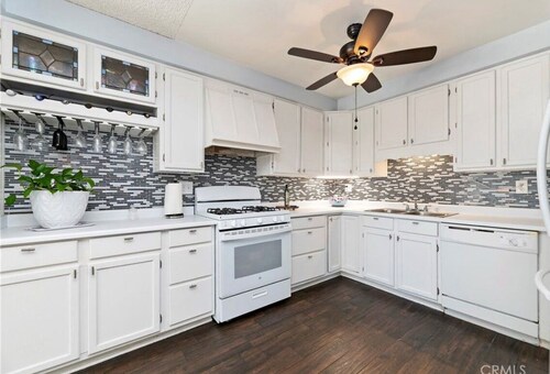 Welcoming 3-bedroom house with AC in charming Corona/MID TERM