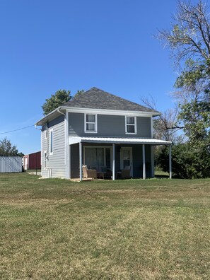 Exterior - Modern Homestead Hideaway(4 miles east of Lethbridge) (Lethbridge County)