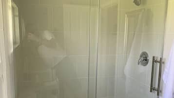 Dusche, Haartrockner, Handtücher