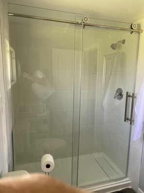 Douche, séchoir à cheveux, serviettes fournies