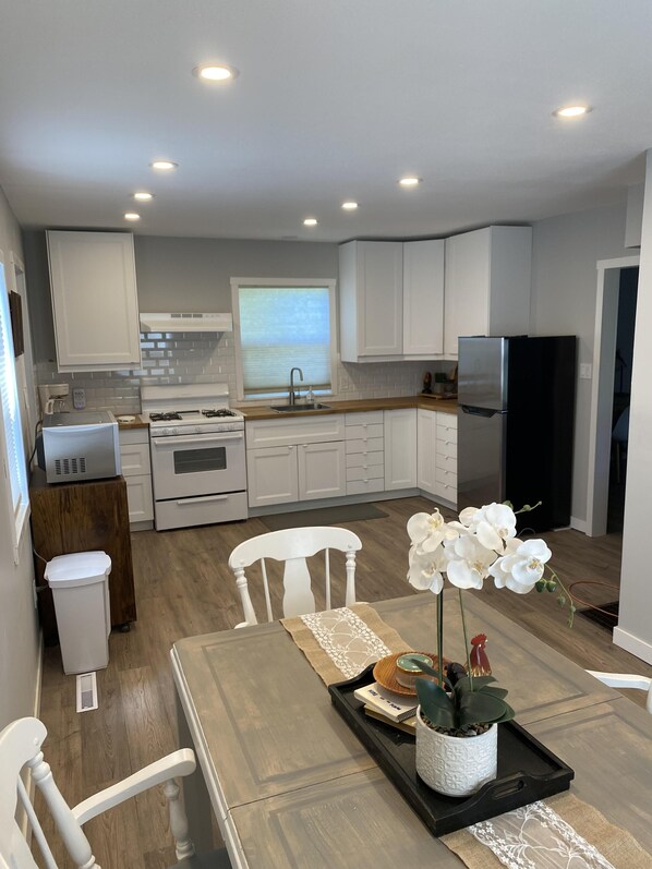 Refrigerador, microondas, horno, placa de cocina