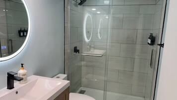 Een douche, een haardroger, handdoeken, zeep