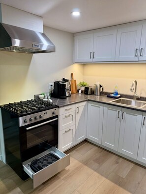 Réfrigérateur, four à micro-ondes, un four, surface de cuisson