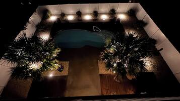 Una piscina al aire libre, una piscina climatizada