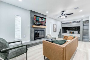 4 soverom, strykejern/-brett, internettilgang og sengetøy