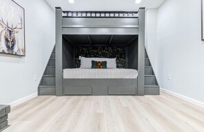 4 habitaciones, tabla de planchar con plancha, internet y ropa de cama