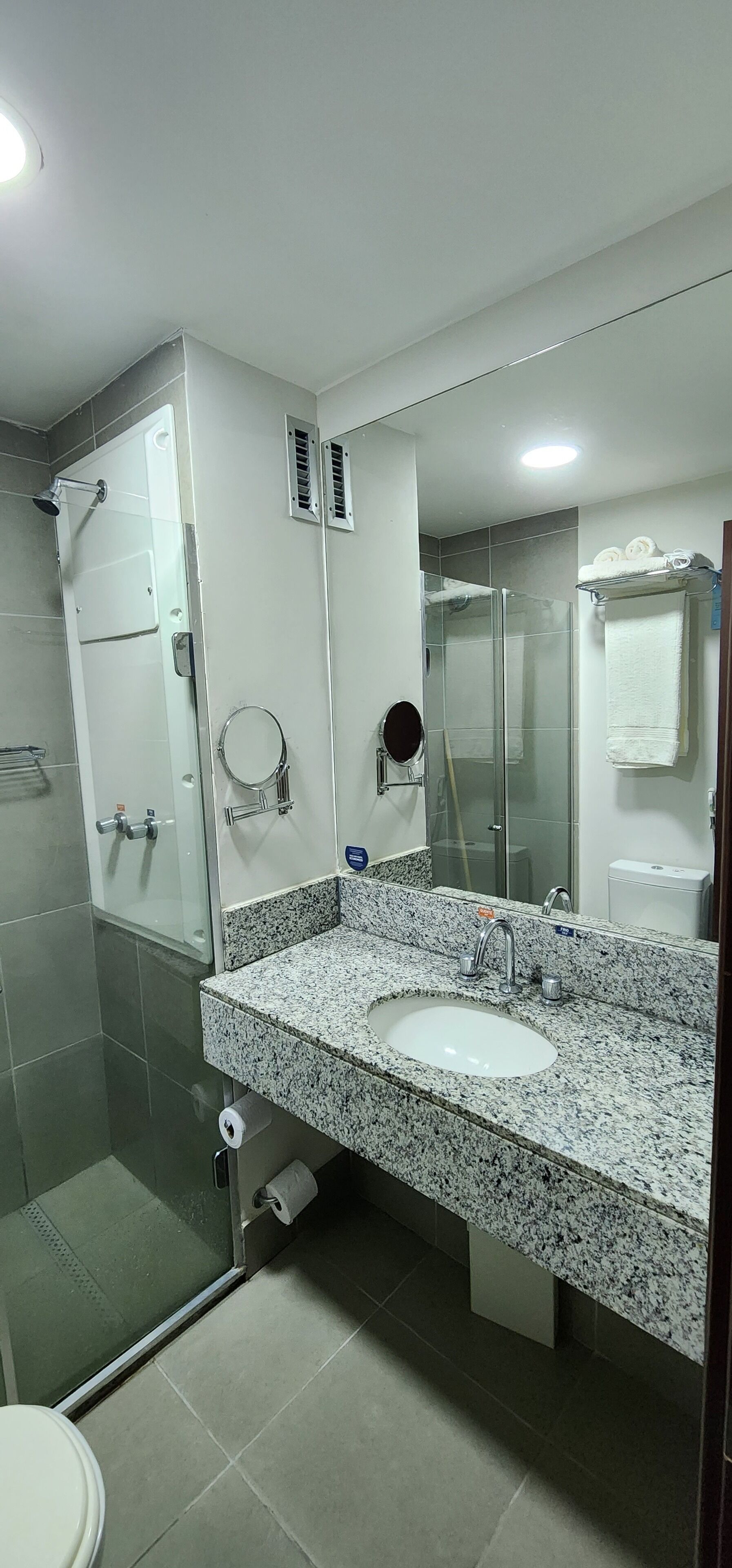 Een haardroger, handdoeken, toiletpapier