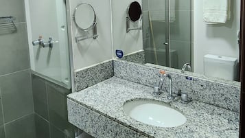 Secador de cabelo, toalhas de banho, papel higiênico