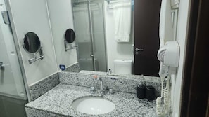 Sèche-cheveux, serviettes fournies, papier toilette