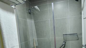 Secador de cabelo, toalhas de banho, papel higiênico