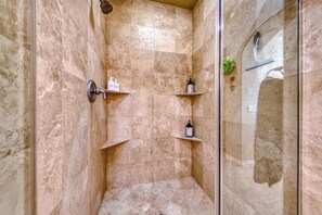 Een douche, een bubbelbad, een haardroger, handdoeken