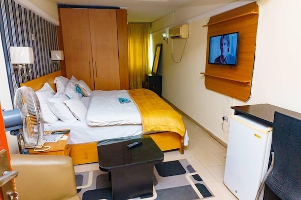 Double Room | Desk, laptop workspace, iron/ironing board, free WiFi