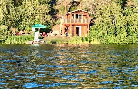 Exterior. Rustic Ruby Retreat Cozy Cabin on Jump Off Joe Lake w/ Private Dock & Mt. Views-