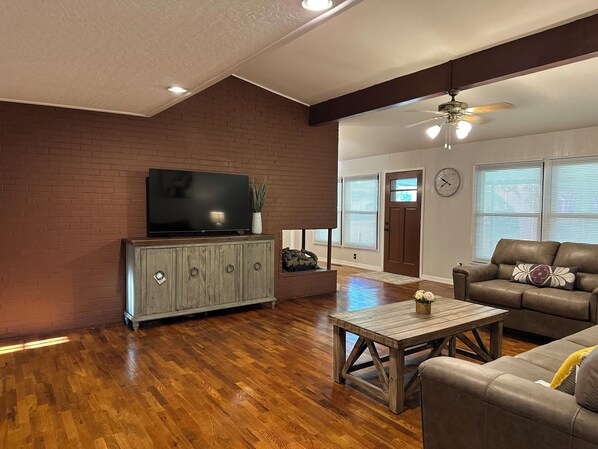 Smart TV, fireplace
