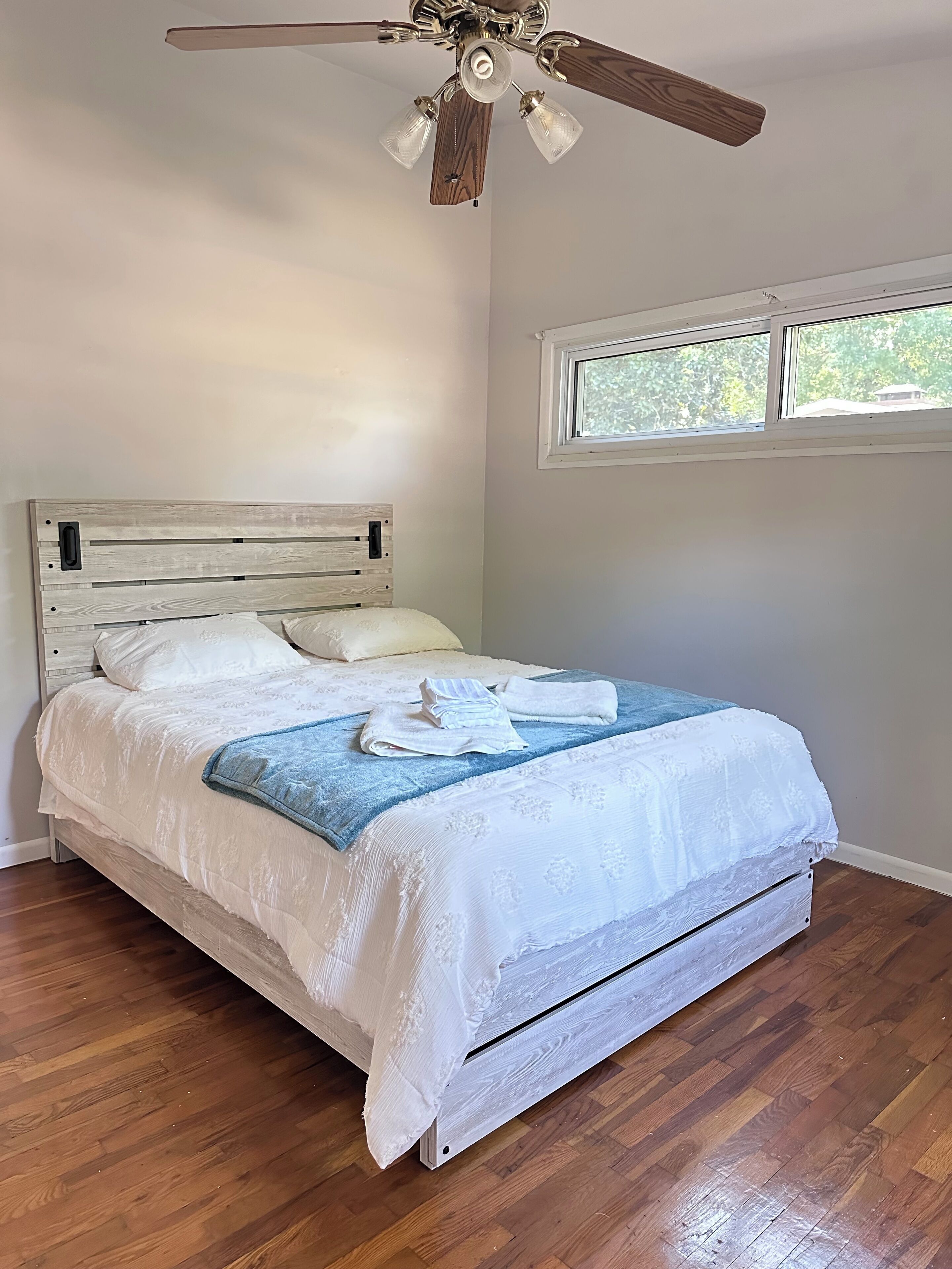 3 habitaciones, tabla de planchar con plancha y cuna de viaje 