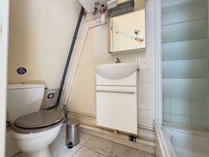 Douche, sèche-cheveux, serviettes fournies, savon