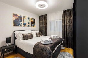 5 makuuhuonetta, äänieristys, silitysrauta/-lauta, vauvan matkasänky