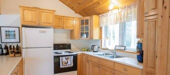 **New**Barry's Bay Cottage on Trout Lake -close to all amenities!