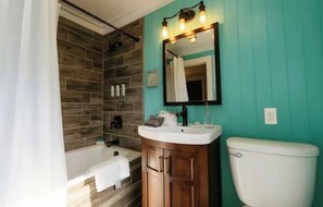 Douche, séchoir à cheveux, serviettes fournies, savon