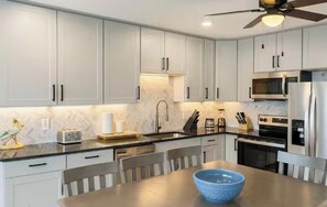 Køleskab, mikrobølgeovn, ovn, kogeplade