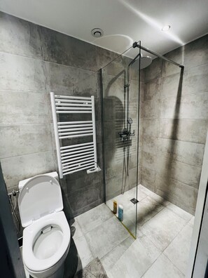 Serviettes fournies, savon, papier toilette