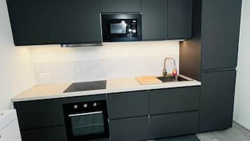 Een microgolfoven, een oven, een kookplaat