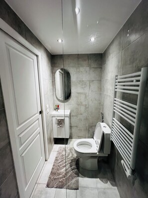 Serviettes fournies, savon, papier toilette