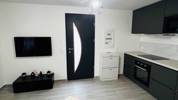 Een microgolfoven, een oven, een kookplaat